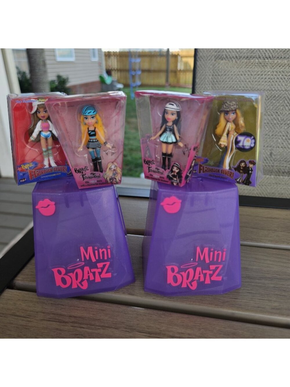 Bratz Mini Lot Flashback Fever 70s 80s & Treasures 4 Dolls Display Stand Sealed
